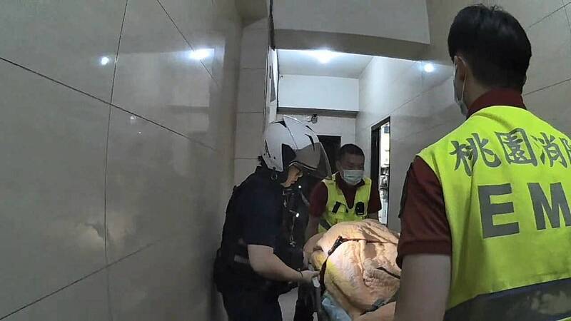 呂男逞兇後持刀自戕，同樣被送醫急救。（記者鄭淑婷翻攝）