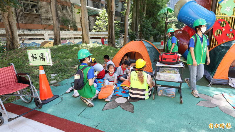 新北市頂埔國小模擬震後校園出現人員受傷情境，進行檢傷分類、緊急救護及分流送醫演練。（記者黃政嘉攝）