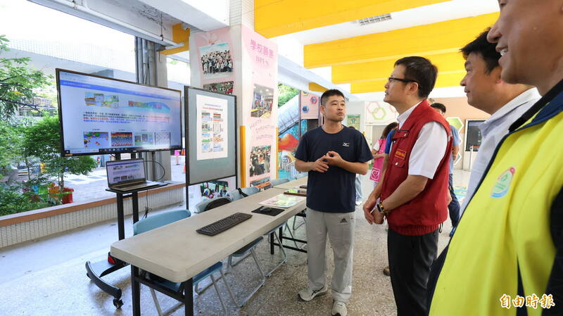 鳳鳴國小教務主任詹益欣設計電腦防災遊戲，讓孩子在遊戲中了解防災知識。（記者黃政嘉攝）