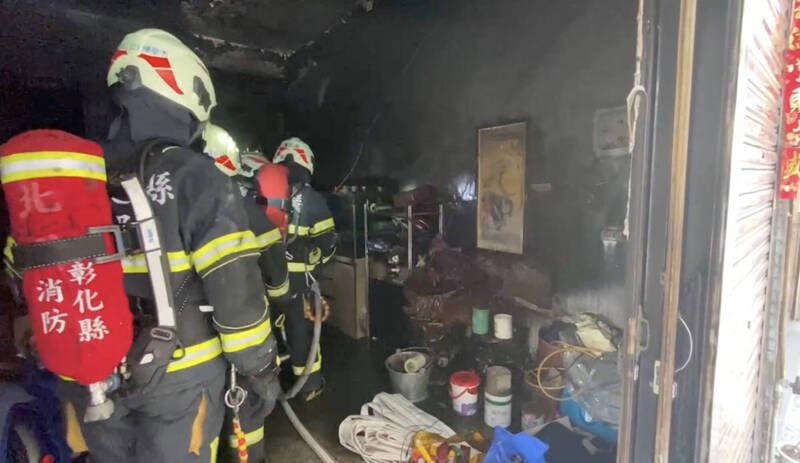 消防隊撲滅火勢後入內搜救，發現一男子倒臥在地，明顯死亡。（民眾提供）