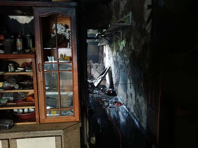 44歲李姓男子被發現倒臥1樓樓梯間，全身焦黑明顯死亡。（民眾提供）