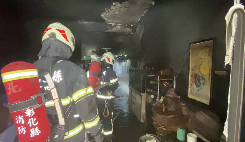 消防隊持水槍入內搶救（民眾提供）