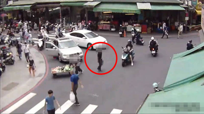 機車停路邊發不動 男子突現身索價修理！疑蓄意破壞機車被警鎖定