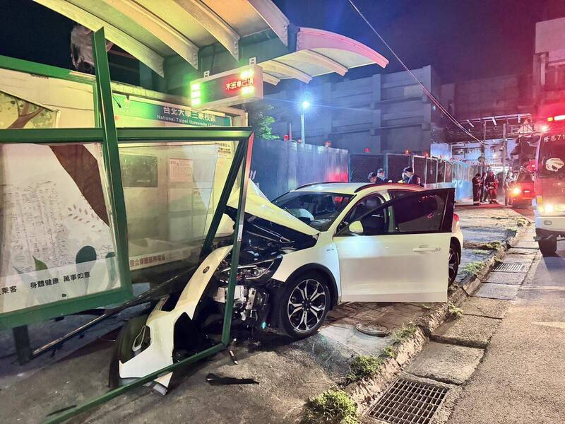 疑疲勞駕駛釀禍  新北男開車撞進公車站