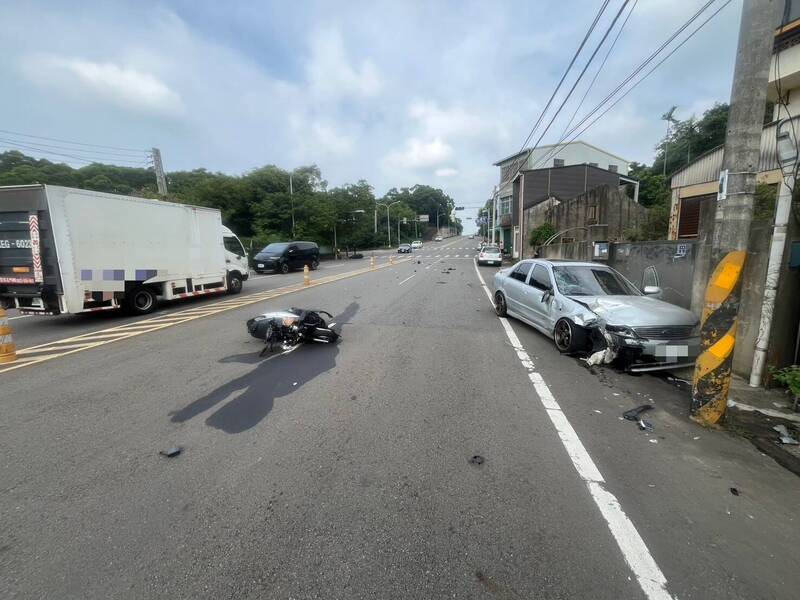 徐姓女子駕駛轎車，先後與兩輛機車發生碰撞，造成2名騎士受傷。（警方提供）