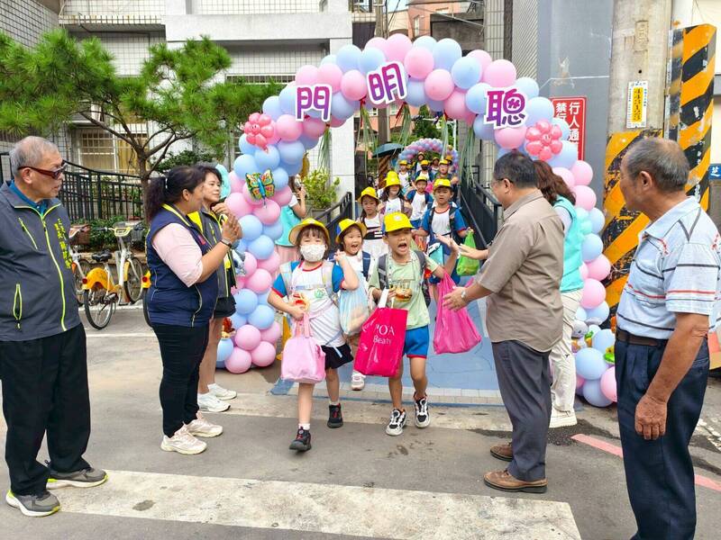 三芝通學廊道整修完工 無障礙坡道、彩色柏油打造安全活力上學路