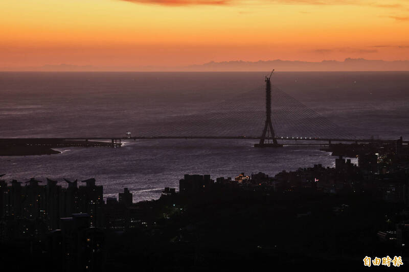 從淡水小坪頂遠眺「淡江大橋」落日景致，待橋上照明系統完工後，又會呈現另外一種風情。（記者陳逸寬攝）
