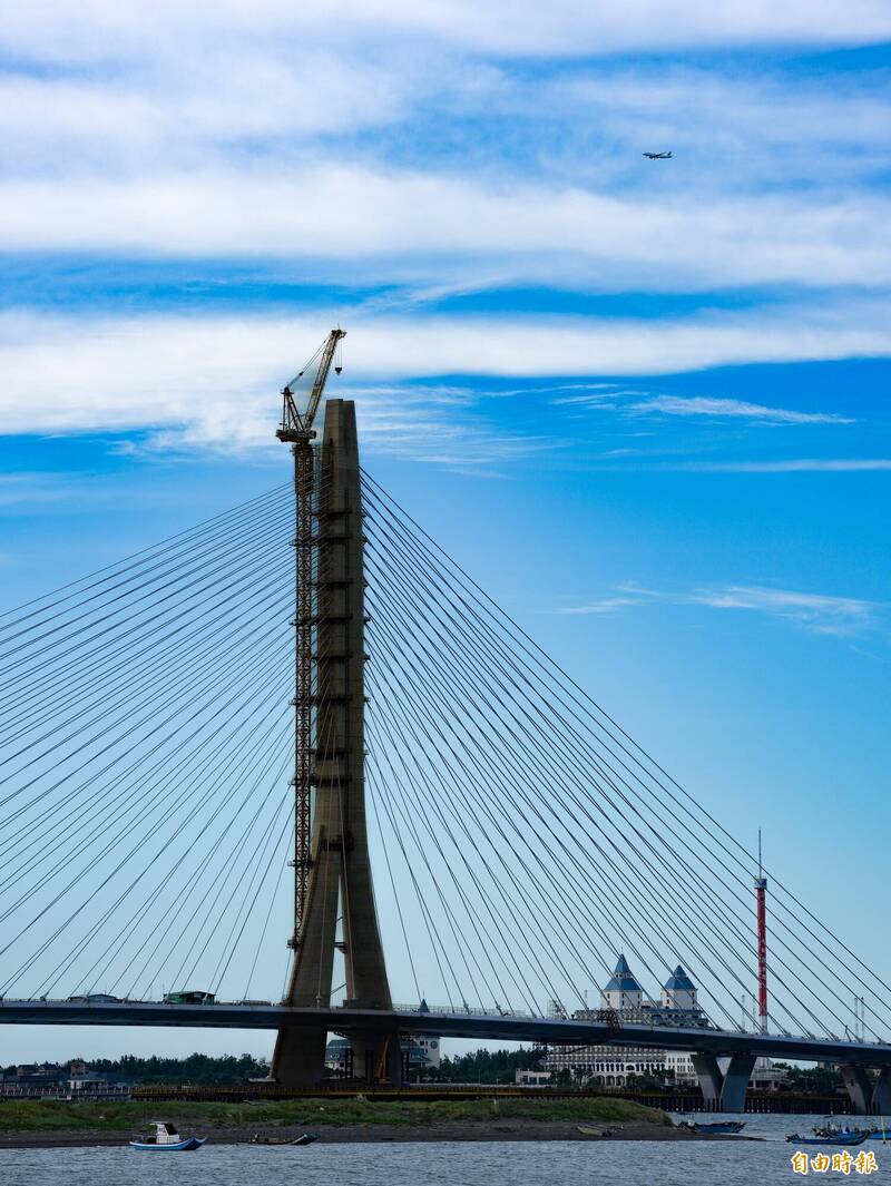 八里視角遠觀淡江大橋與淡水河美景。（記者陳逸寬攝）