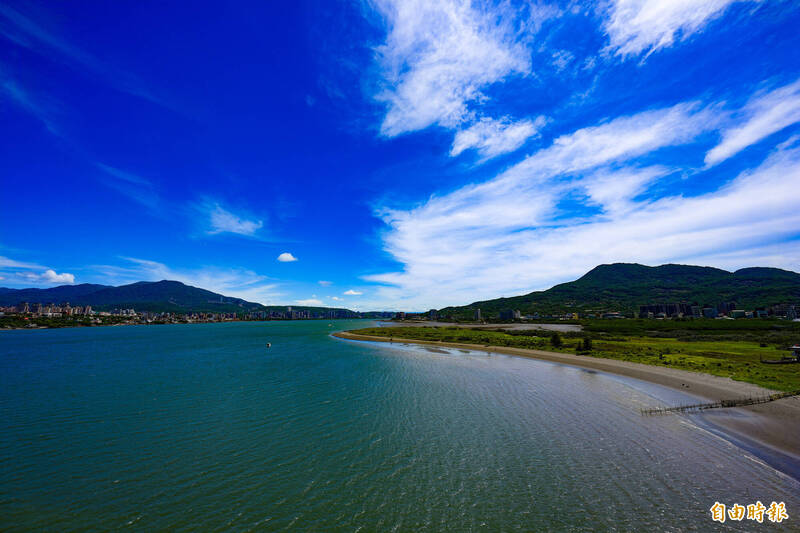 從「淡江大橋」上可遠眺八里的觀音山和淡水的大屯山。（記者陳逸寬攝）