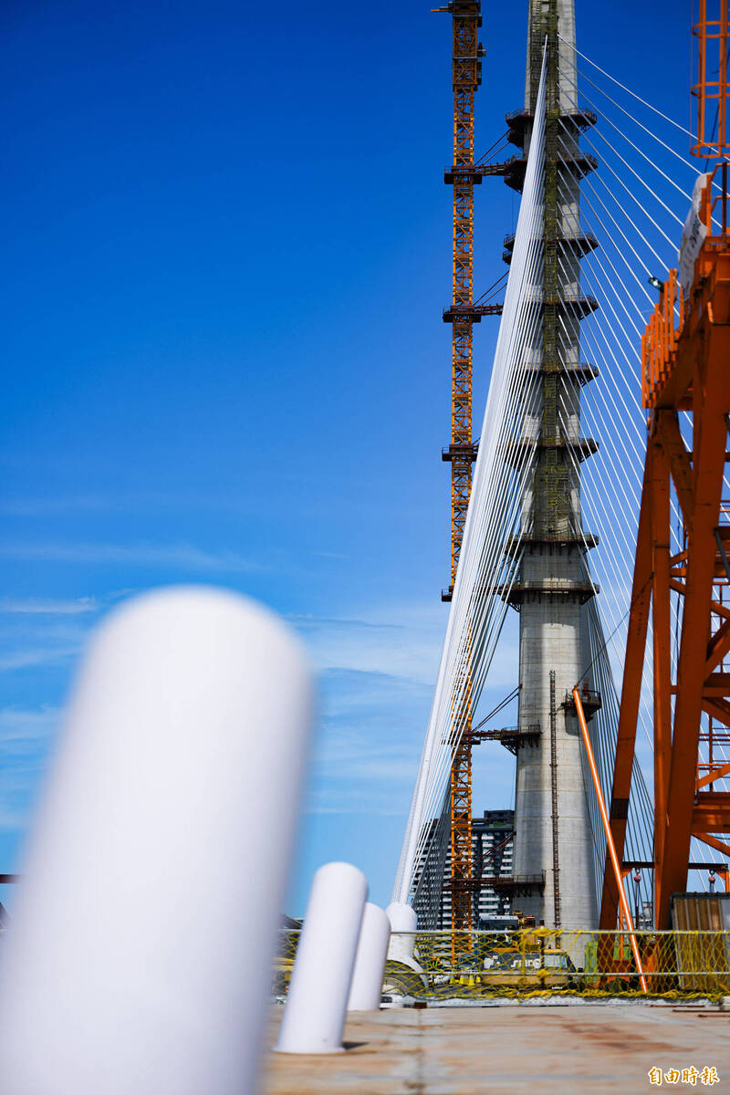 「淡江大橋」尚未連結所有鋼纜。（記者陳逸寬攝）
