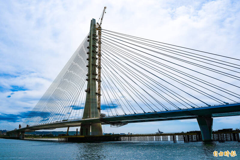 「淡江大橋」今日上午完成合龍，將成為淡水八里新地標。（記者陳逸寬攝）
