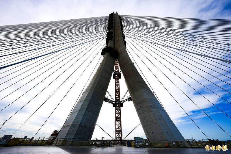 「淡江大橋」主橋塔高達211公尺。（記者陳逸寬攝）