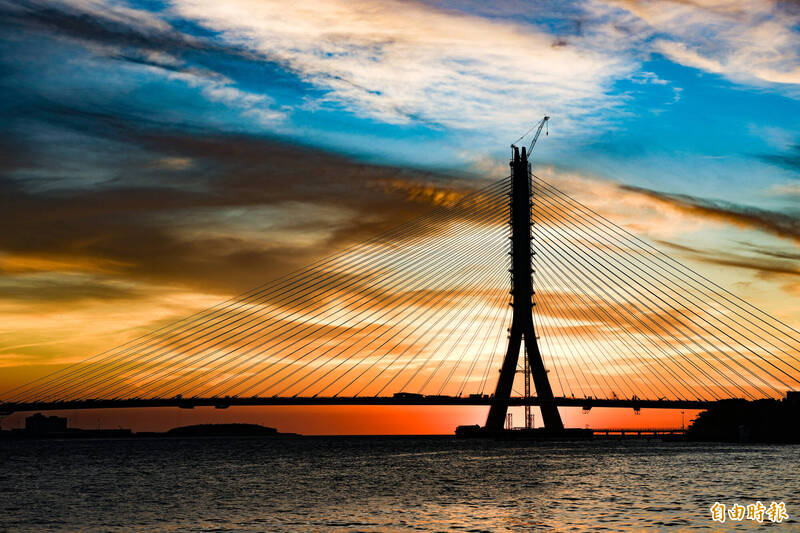 「淡江大橋」設計巧妙融入淡水夕陽景緻，將成為台灣「新國門」。（記者陳逸寬攝）