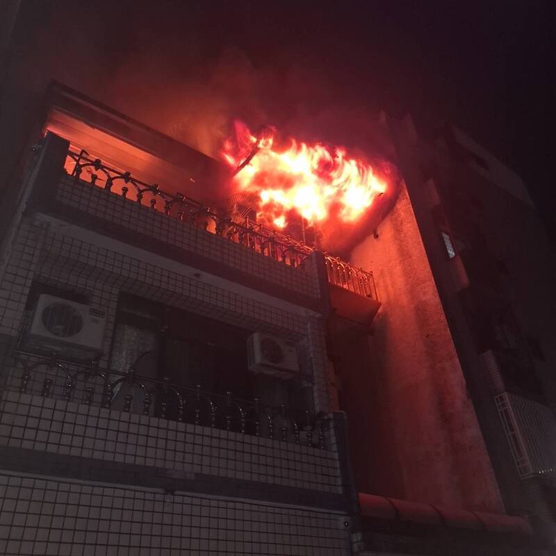 台中市北屯區大連路一處民宅4樓加蓋的神明廳發生火災。（民眾提供）