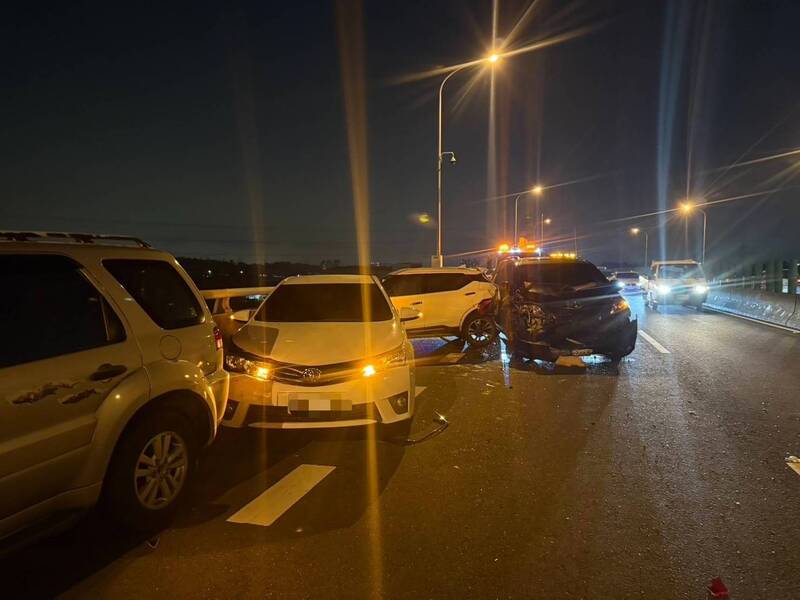 台88快速道路連環車禍。（讀者提供）