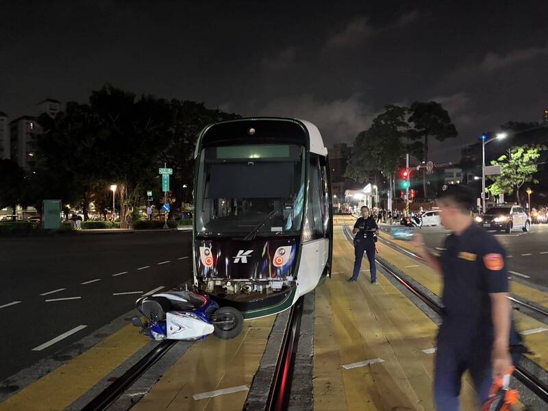 違規左轉撞高雄輕軌車頭 機車騎士受傷