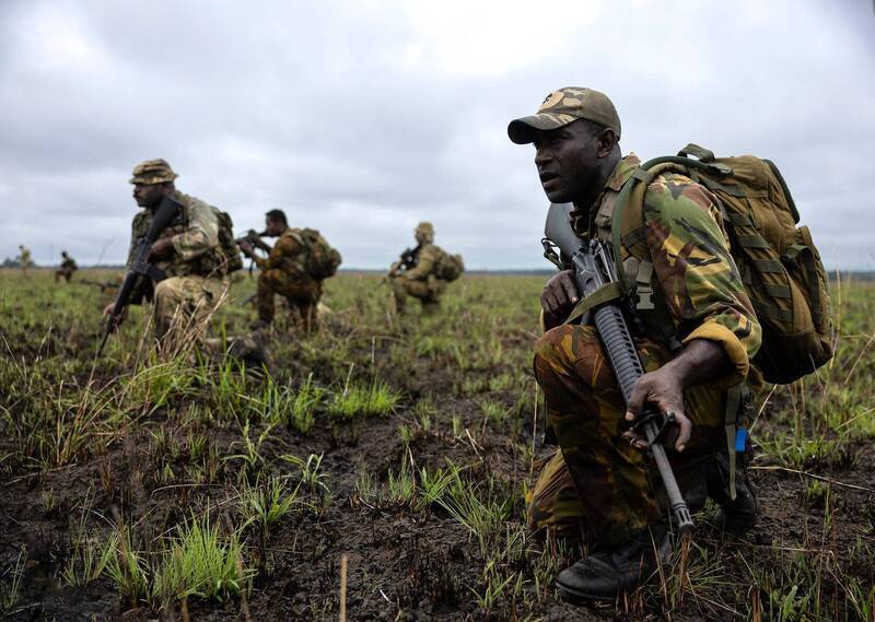 澳洲將與巴布亞紐幾內亞簽署共同防禦條約，2國軍隊將全面整合。圖為澳洲國防軍和巴紐部隊舉行聯合演習。（取自澳洲陸軍第3旅臉書）