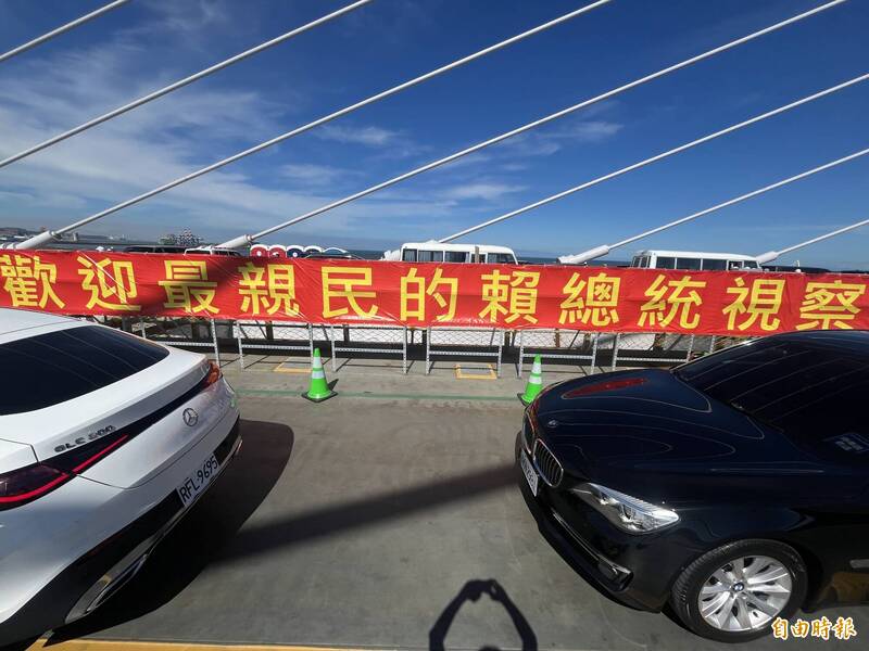 大大的紅布條寫著「歡迎最親民的賴總統視察」，引發網友留言狂罵。（記者陳逸寬攝）