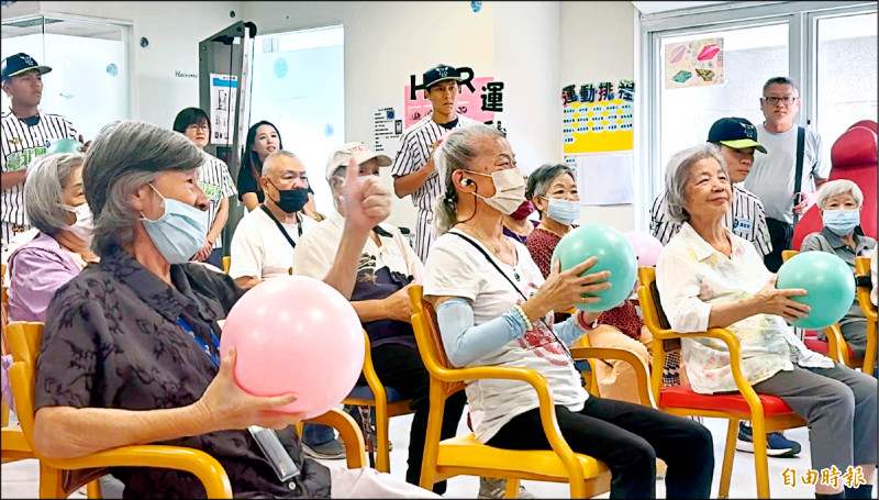 帥哥棒球員陪運動 長照9旬嬤心花怒放