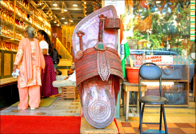 中英對照讀新聞》Prada looks at collaboration with Indian footwear artisans after sandal scandal普拉達在涼鞋醜聞後考慮與印度手工製鞋匠合作