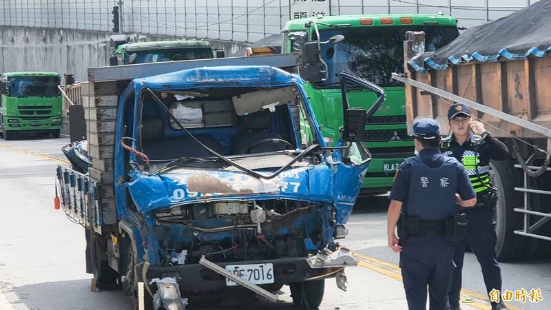 花蓮市北濱外環隧道車禍，小貨車疑煞車失靈追撞大貨車兩傷。（記者王錦義攝）