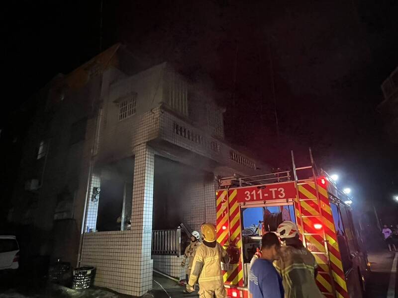 嘉義縣半夜住宅火警 多人受困搶救8人送醫