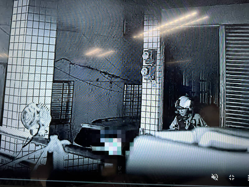 消防人員滅火。（嘉義縣消防局提供）