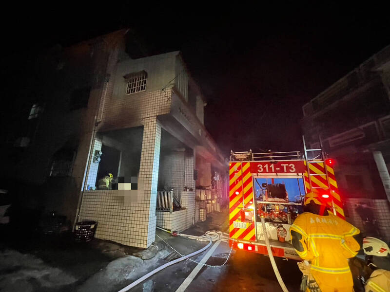 消防人員撲滅火勢。（嘉義縣消防局提供）