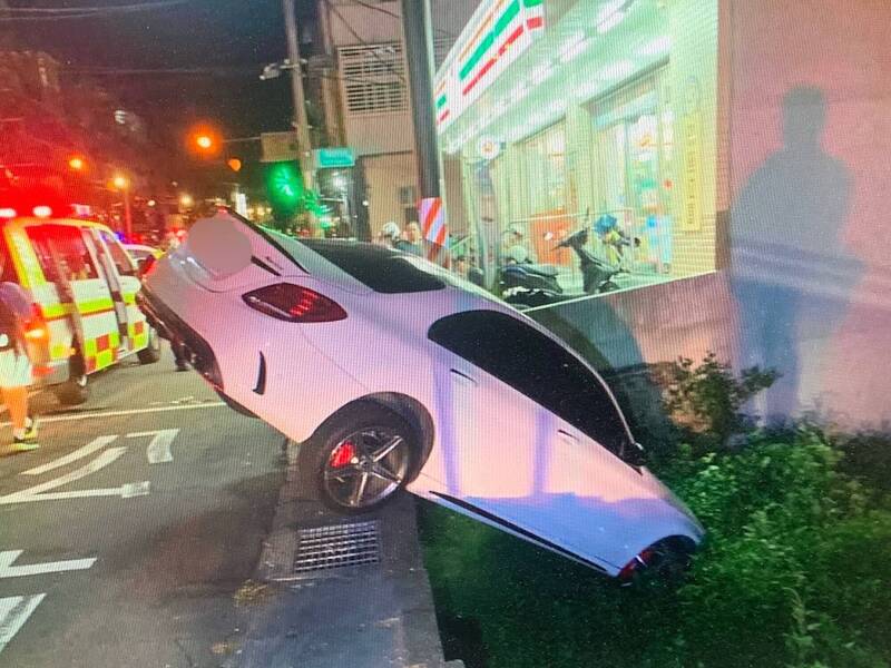 男子載友人路邊停車未注意路況，整輛車掉進坡坎「卡」住。（記者鄭淑婷翻攝）