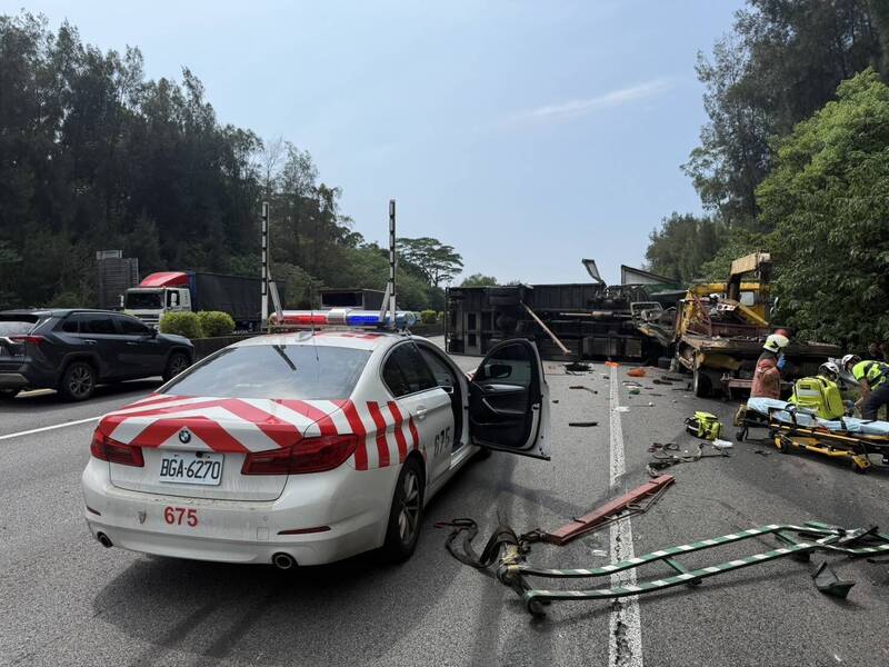 國道三號南下新竹段，大貨車撞拖吊車翻覆嚴重回堵。（消防局提供）