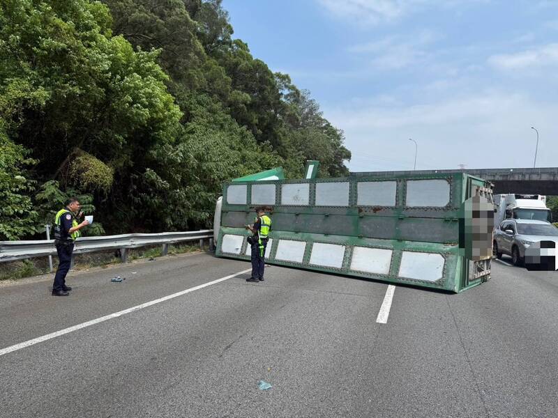 國道三號南下新竹段大貨車撞拖吊車翻覆嚴重回堵。（消防局提供）