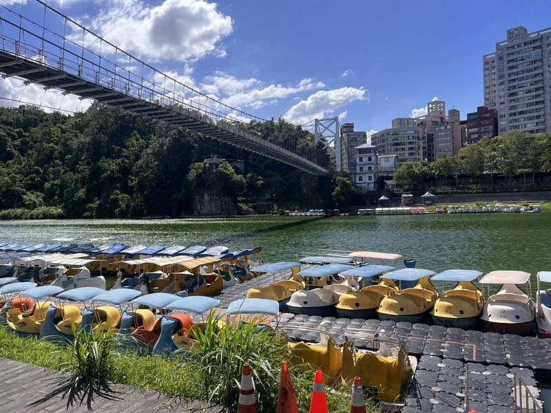 新北市新店區碧潭風景區今（17）日下午驚傳墜落意外。（記者鄭景議翻攝）