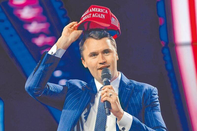 柯克遇刺身亡引發的政治風暴持續擴大，美國參議員在國會聽證會上驚爆，柯克及其創辦的組織，竟曾是拜登政府時期FBI一項秘密監控計畫的目標。（美聯社）