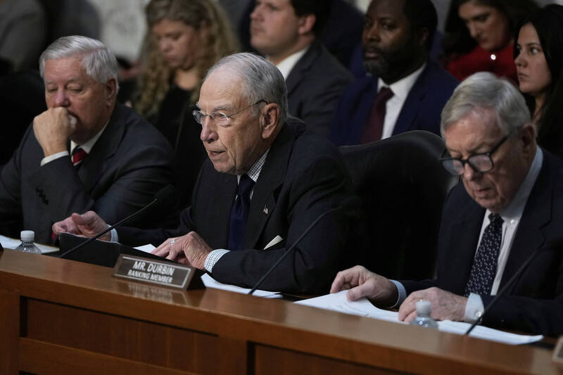 美國參議院司法委員會主席葛拉斯里（中）16日在國會監督聽證會上，揭露拜登政府時期的FBI曾啟動代號「北極霜」的秘密計畫，對遇刺的柯克及近百個保守派團體進行監控。（美聯社）