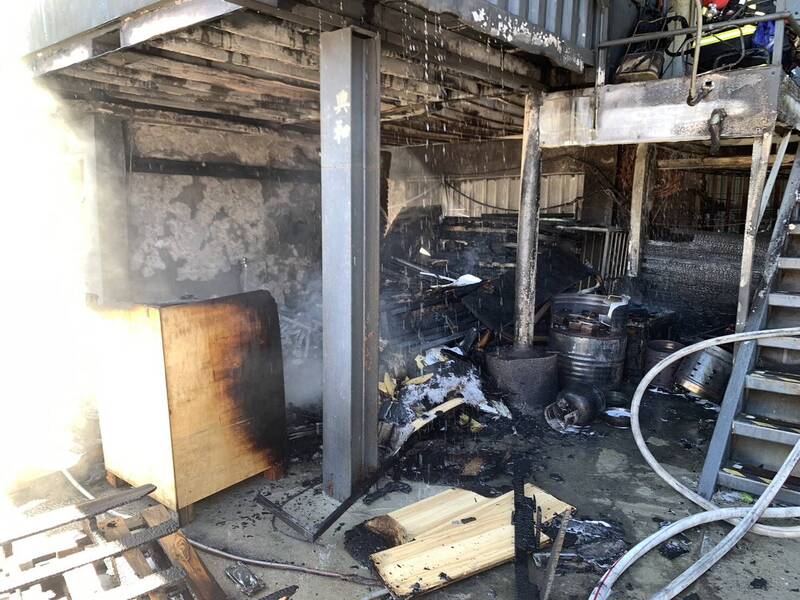 基隆市七堵區俊賢路上一間汽車修理廠今天下午發生火警，修理廠女員工報案後，來不及逃出火場。（記者林嘉東翻攝）