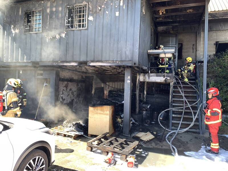 基隆市七堵區俊賢路上一間汽車修理廠今天下午發生火警，修理廠女員工報案後，來不及逃出火場。（記者林嘉東翻攝）