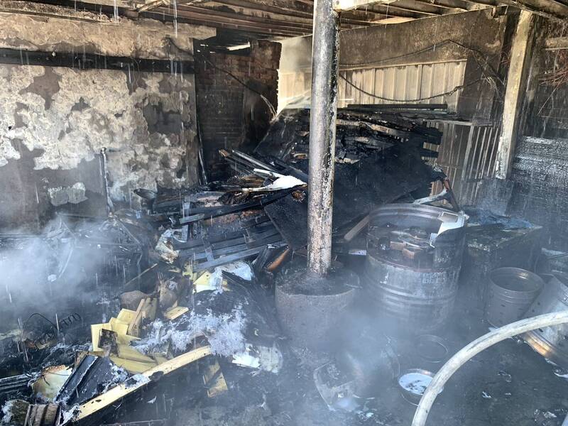 基隆市七堵區俊賢路上一間汽車修理廠今天下午發生火警，修理廠女員工報案後，來不及逃出火場。（記者林嘉東翻攝）
