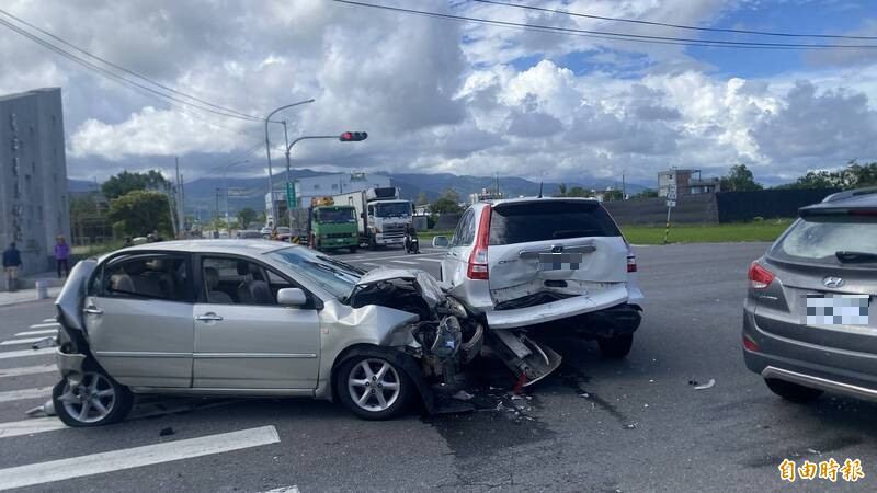 Altis車頭車尾撞爛，休旅車車屁股也凹陷。（記者劉人瑋攝）