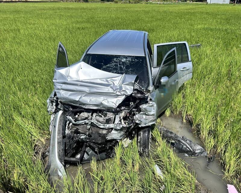 休旅車車頭全毀，讓人怵目驚心。（圖由警方提供）
