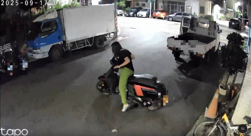 慘了!高雄女擅挪「這款」速克達刮花車身 網諷：會賠到笑不出來
