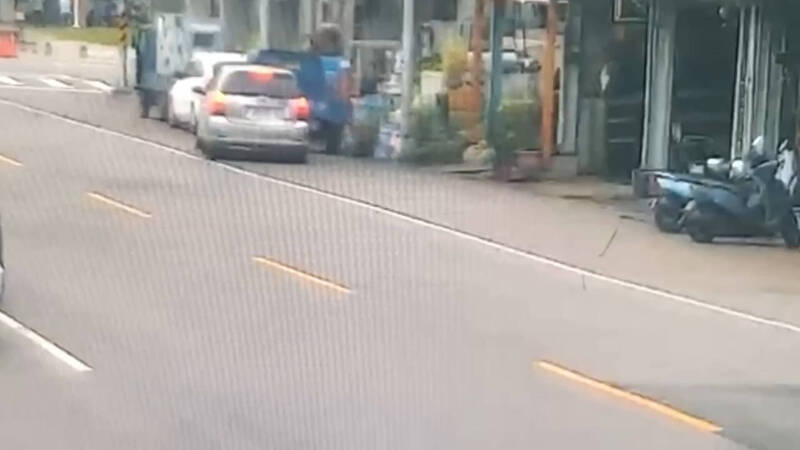 銀色轎車倒車逆向，駛往對向車道偏移擦撞路旁小貨車。（民眾提供）