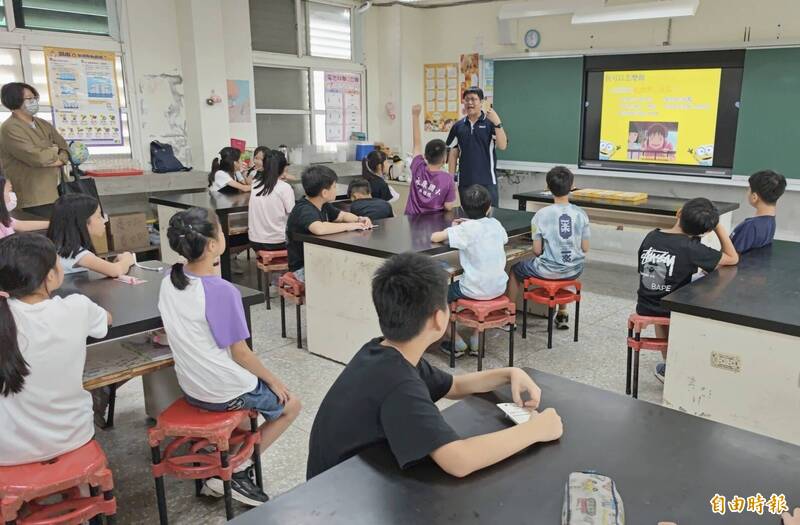 「食安戰隊」桌遊結合永康國小教學課程，進行實作體驗。（記者吳俊鋒攝）