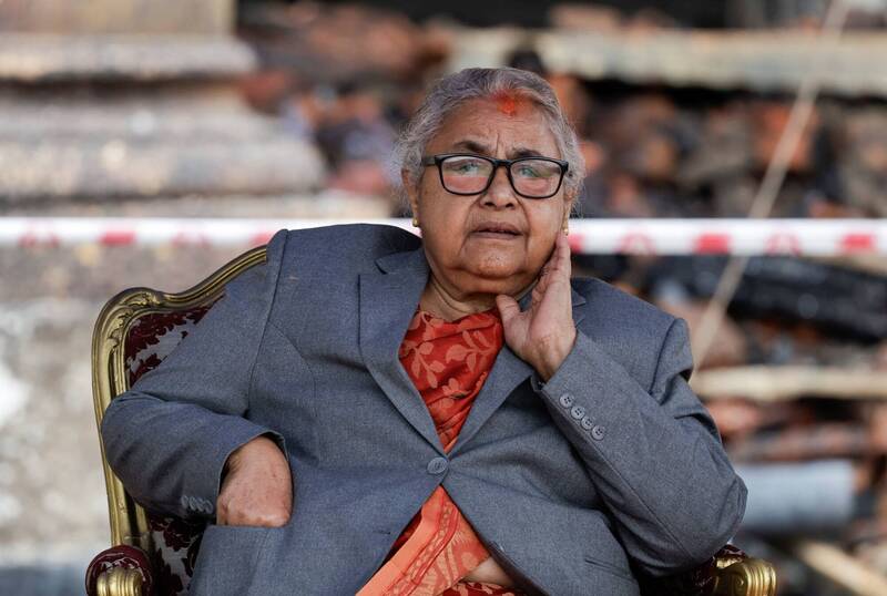 尼泊爾今（17）日舉行全國哀悼日，以降半旗方式悼念在反貪腐抗議活動中喪生的73人。圖為宣布犧牲者為「烈士」的尼泊爾過渡總理卡齊。（路透）