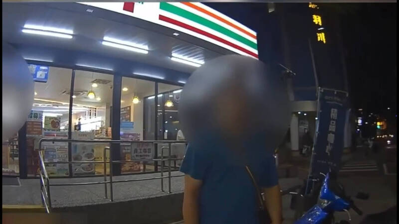 高雄男超商拿手機拍正妹 被控偷拍帶回警所