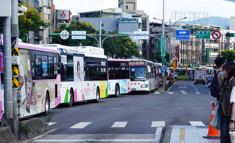 公館羅斯福路公車大排長龍！北市新工處曝原因、緊急要求廠商撤離