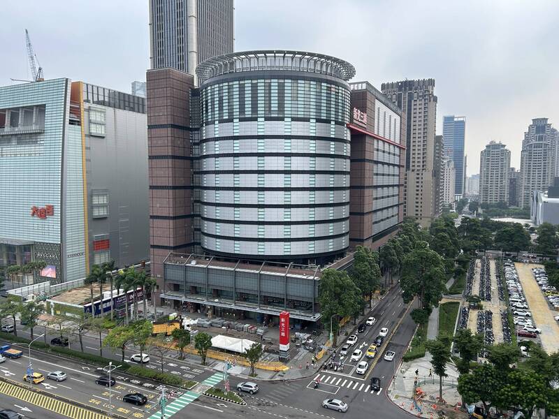 復業倒數 新光三越台中中港店鷹架已全拆