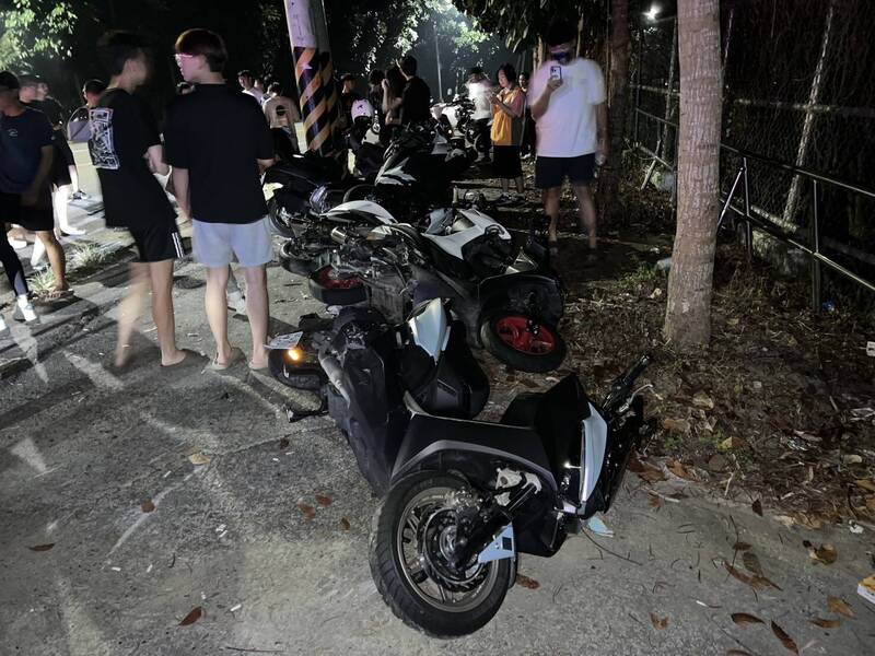 驚險瞬間！男大生山區騎車過彎失控 連撞6機車掛彩送醫