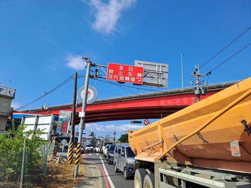 桃園平鎮金陵路5段車禍頻傳 禁止左轉從交通尖峰擴展至全日