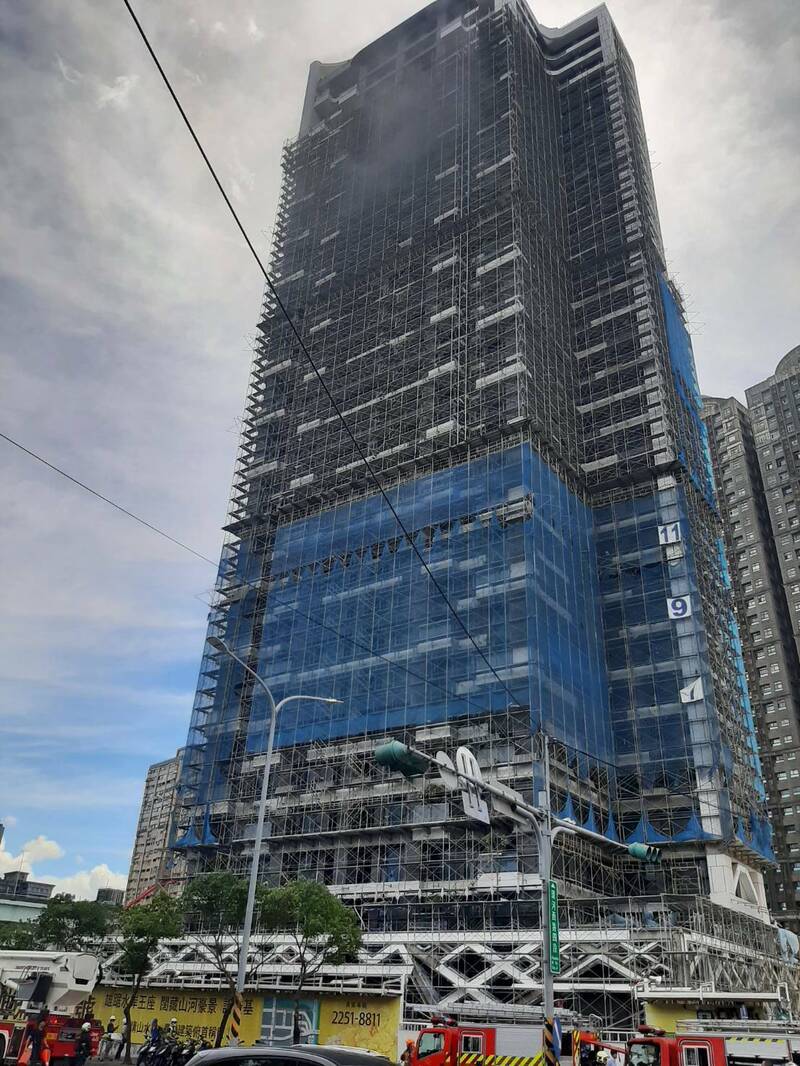 板橋新建高樓工地火災   消防員爬上21樓確認燒雜物