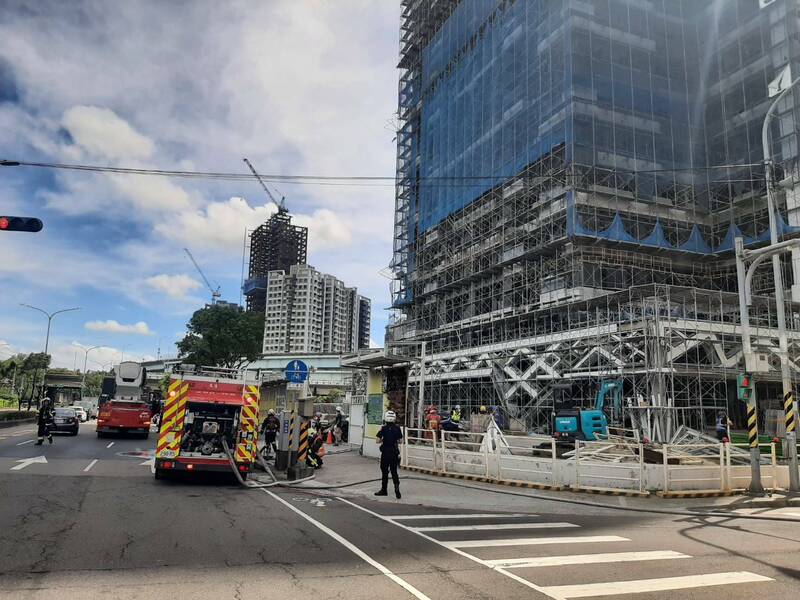 新北市板橋一處高樓工地今天上午驚傳火災，消防員爬上21樓工地，確認火勢撲滅才返隊，起火原因仍待調查釐清。（記者吳仁捷翻攝）
